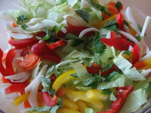 Rezept: Bunter Eisbergsalat Bunter Eisbergsalat - Rezept