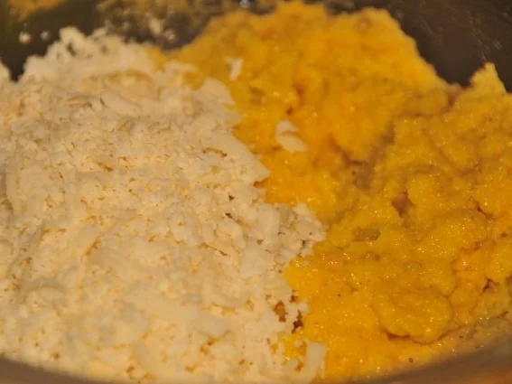 Polentasoufflé mit mediterranem Kürbisgemüse - Rezept - Bild Nr. 3