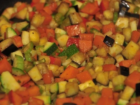 Polentasoufflé mit mediterranem Kürbisgemüse - Rezept - Bild Nr. 8