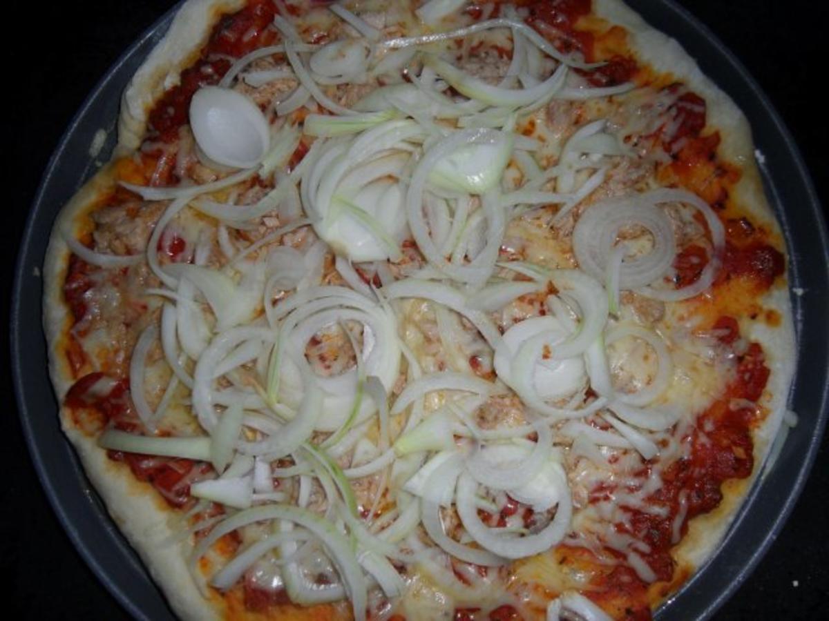 Pizza „Tonno con Cipolle" - Rezept - Bild Nr. 9