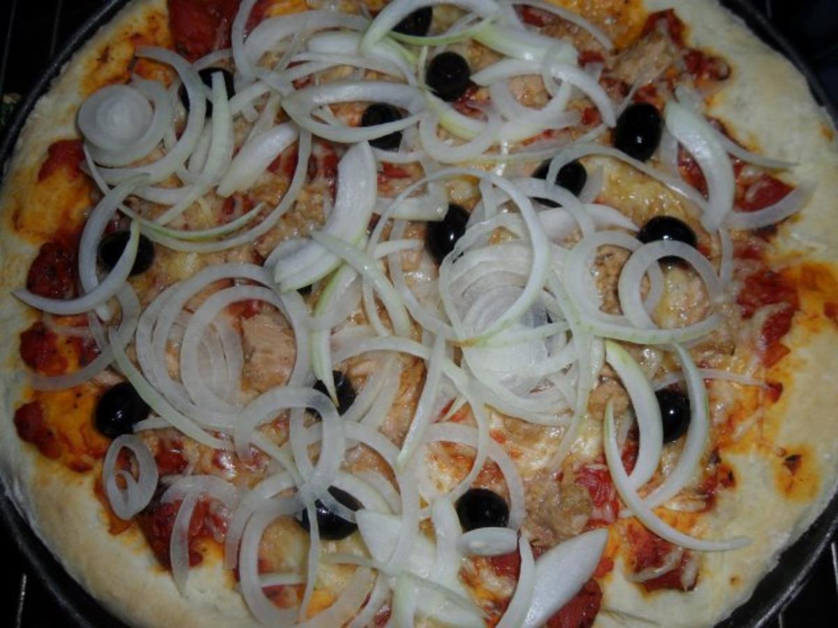 Pizza „Tonno con Cipolle" - Rezept - Bild Nr. 2