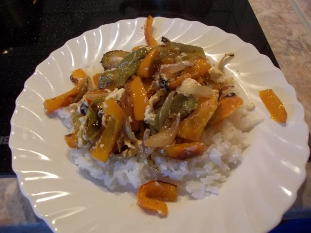 Rezept: Gebratenes Paprikagemüse mit angeschmolzenem Schafskäse auf Reis Gebratenes Paprikagemüse mit angeschmolzenem Schafskäse auf Reis - Rezept