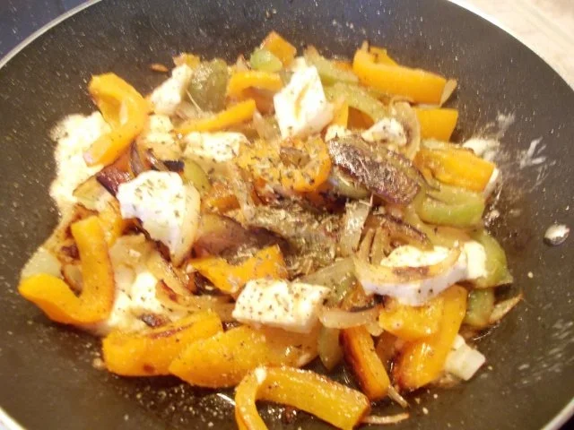 Rezept: Gebratenes Paprikagemüse mit angeschmolzenem Schafskäse auf Reis Bild Nr. 2 Gebratenes Paprikagemüse mit angeschmolzenem Schafskäse auf Reis - Rezept - Bild Nr. 2
