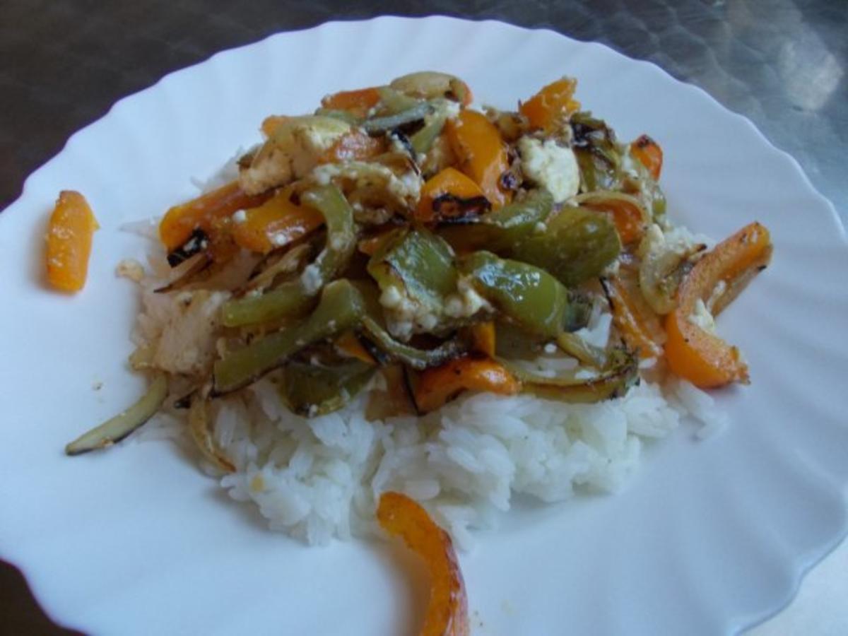 Gebratenes Paprikagemüse mit angeschmolzenem Schafskäse auf Reis - Rezept - Bild Nr. 3