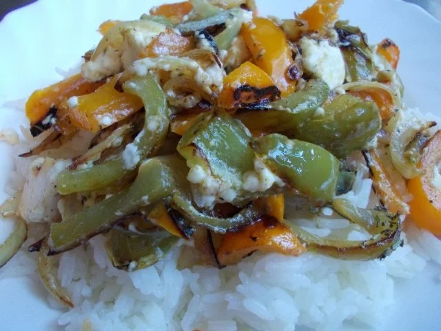 Rezept: Gebratenes Paprikagemüse mit angeschmolzenem Schafskäse auf Reis Bild Nr. 4 Gebratenes Paprikagemüse mit angeschmolzenem Schafskäse auf Reis - Rezept - Bild Nr. 4