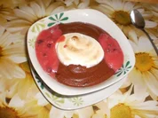 Schokopudding mit Baiser und Preiselbeeren - Rezept