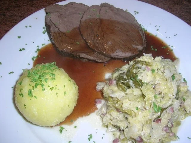 Rezept: Hirschbraten in der Lebkuchensauce mit Sahnewirsing Hirschbraten in der Lebkuchensauce mit Sahnewirsing - Rezept