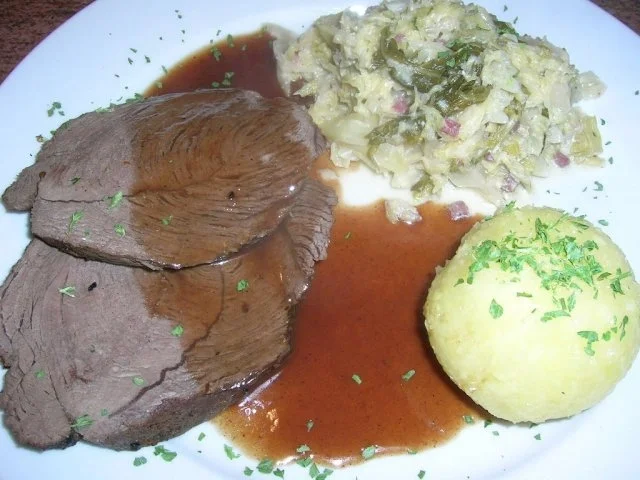 Rezept: Hirschbraten in der Lebkuchensauce mit Sahnewirsing Bild Nr. 2 Hirschbraten in der Lebkuchensauce mit Sahnewirsing - Rezept - Bild Nr. 2
