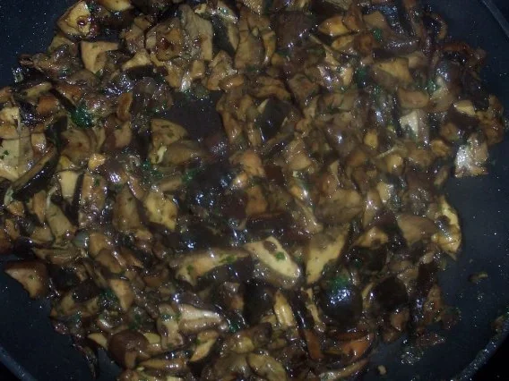 Rezept: Rinderstaek an Waldpilzen und Bratkartoffeln Rinderstaek an Waldpilzen und Bratkartoffeln - Rezept