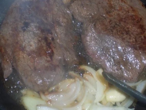 Rezept: Rinderstaek an Waldpilzen und Bratkartoffeln Bild Nr. 2 Rinderstaek an Waldpilzen und Bratkartoffeln - Rezept - Bild Nr. 2