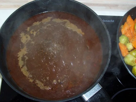 Feiner Rinderbraten mit Buttergemüse und Petersilienkartoffeln - Rezept - Bild Nr. 2