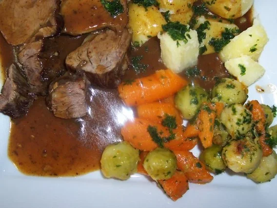 Feiner Rinderbraten mit Buttergemüse und Petersilienkartoffeln - Rezept - Bild Nr. 4