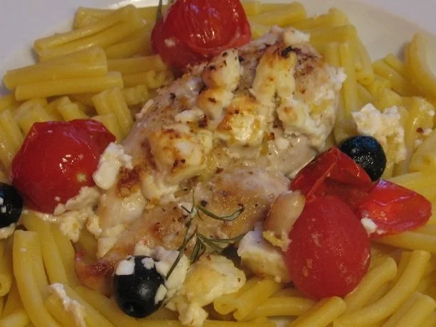 Hähnchenbrustfilets mit Schafskäse überbacken auf Safrannudeln - Rezept