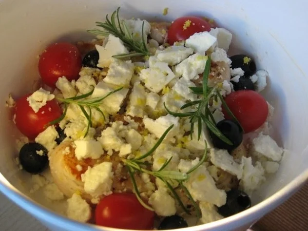 Hähnchenbrustfilets mit Schafskäse überbacken auf Safrannudeln - Rezept - Bild Nr. 3