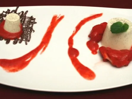 Rezept: Kokos-Panna cotta an Erdbeerfrüchtespiegel und Schokoladengitter Kokos-Panna cotta an Erdbeerfrüchtespiegel und Schokoladengitter - Rezept