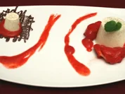 Kokos-Panna cotta an Erdbeerfrüchtespiegel und Schokoladengitter - Rezept