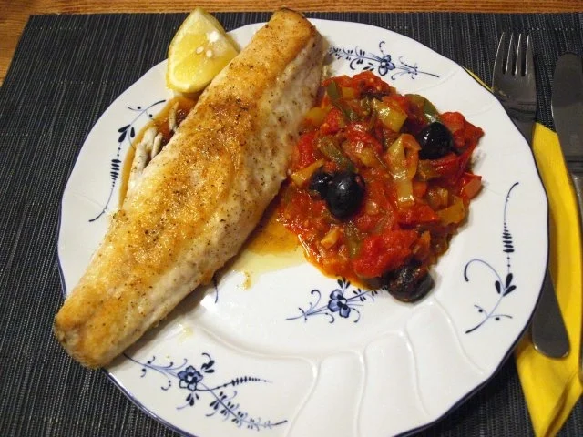 Seebarschfilets mit Tomaten-Olivensauce   (Filetto di Branzino) - Rezept - Bild Nr. 2