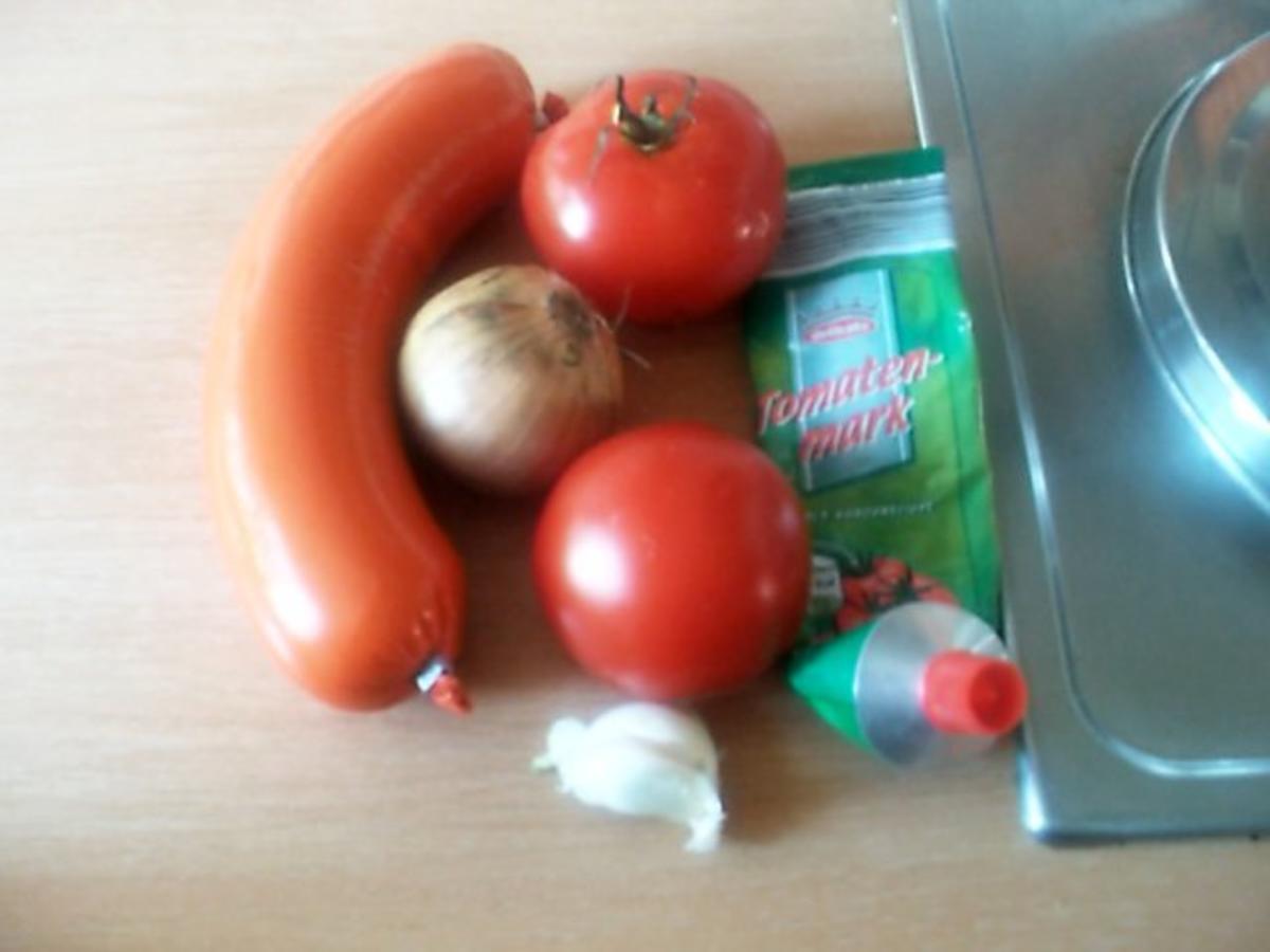 Nudeln in Fleischwurst Tomatenbasilikumsosse - Rezept - Bild Nr. 2
