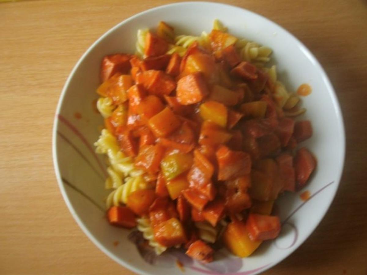 Nudeln in Fleischwurst Tomatenbasilikumsosse - Rezept - kochbar.de