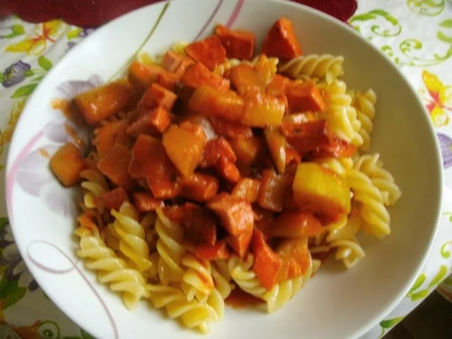 Nudeln in Fleischwurst Tomatenbasilikumsosse - Rezept