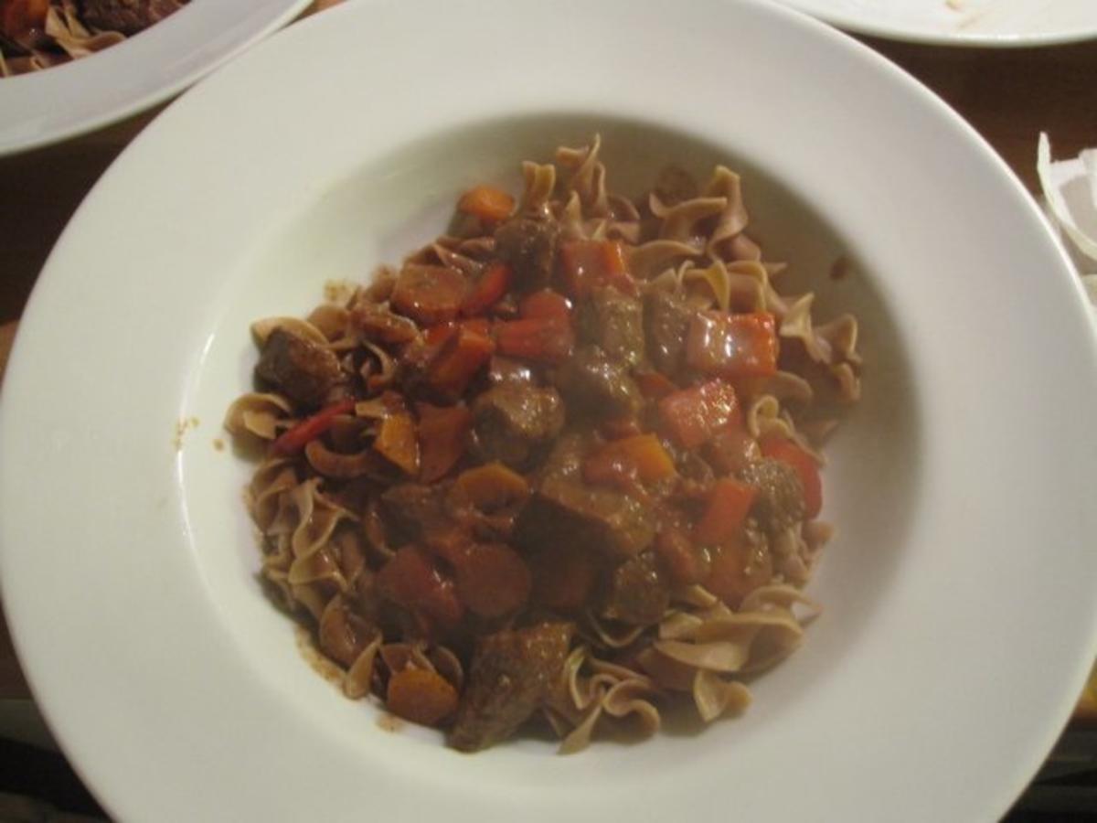 Bilder für Schokonudeln mit Rindergulasch - Rezept