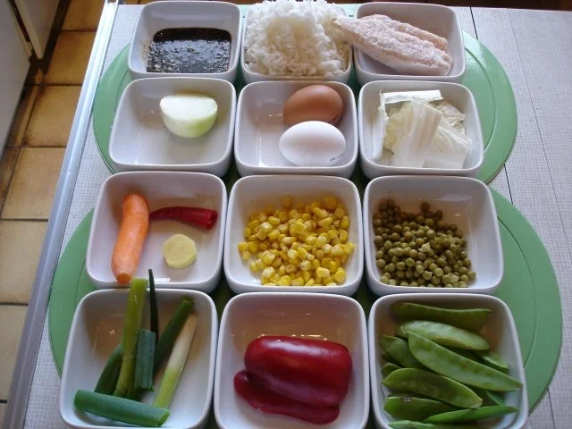 Chinesischer Bratreis mit Ei, Hühnerfleisch und Gemüse - Rezept