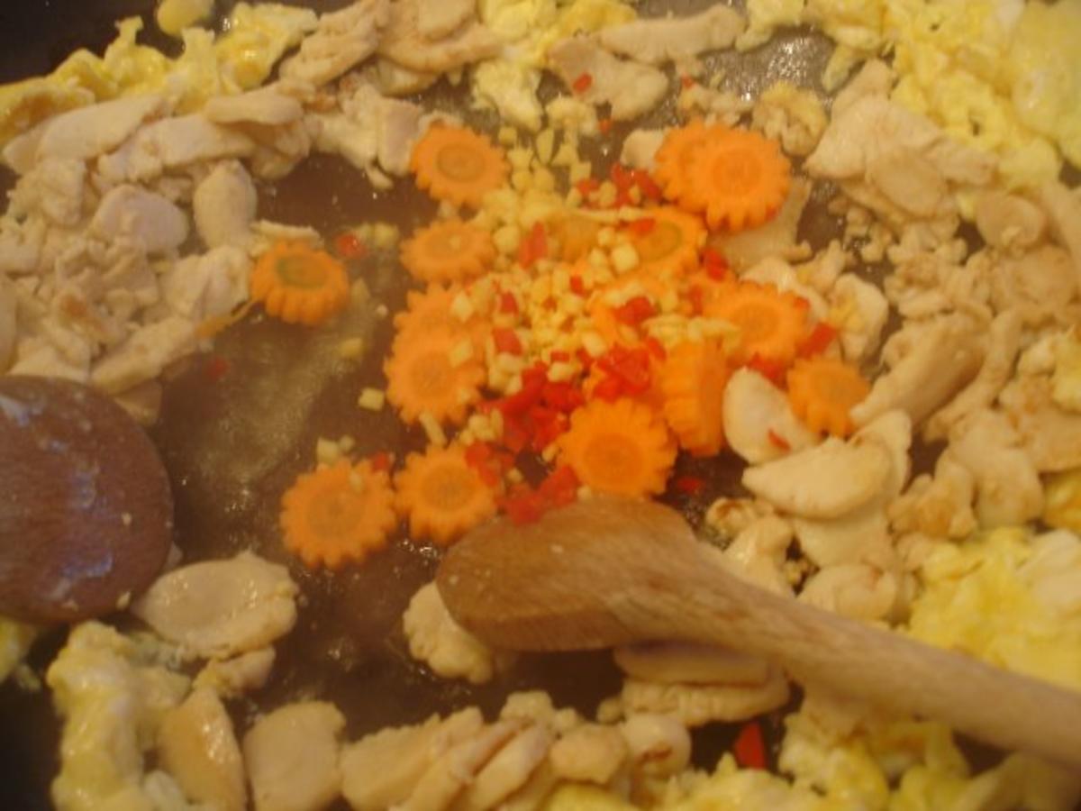 Chinesischer Bratreis mit Ei, Hühnerfleisch und Gemüse - Rezept - Bild Nr. 6
