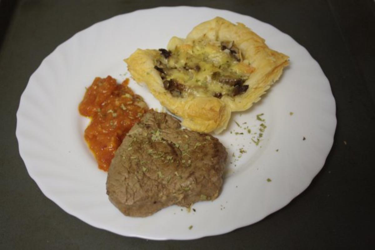 Fleisch, Rind: Rindermedailons an Tomatenpasto und Blätter-Pilz-Muffins - Rezept