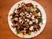 Bunter Salat mit Ziegenkäse und Hähnchenbruststeifen - Rezept