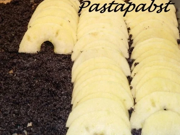 Apfel-Blechkuchen mit Pudding und Mohn - Rezept - Bild Nr. 3