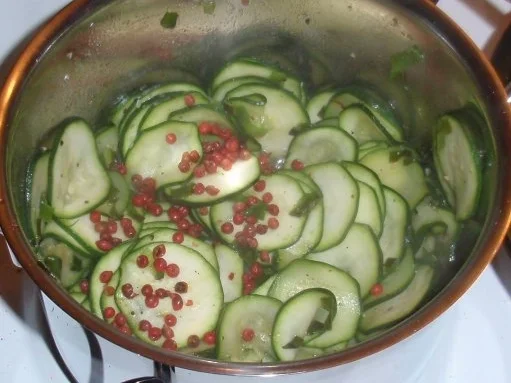 Putenstreifen in Himbeersahnesoße und Zucchininudeln - Rezept - Bild Nr. 7