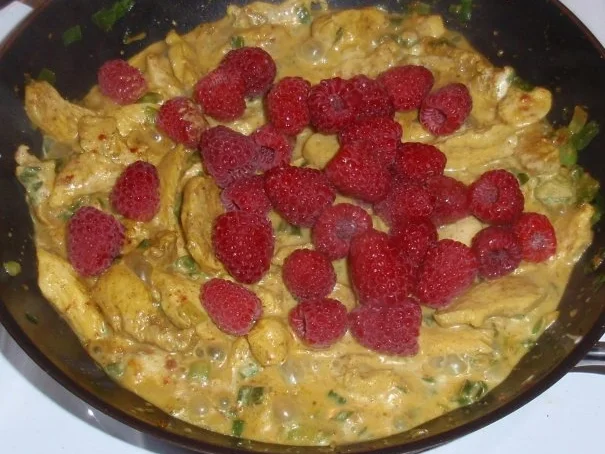 Putenstreifen in Himbeersahnesoße und Zucchininudeln - Rezept - Bild Nr. 11