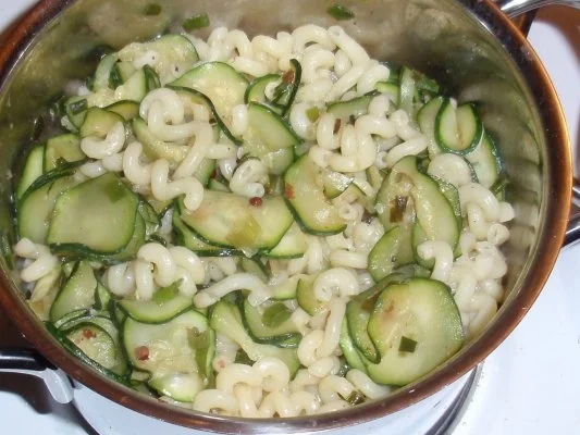 Putenstreifen in Himbeersahnesoße und Zucchininudeln - Rezept - Bild Nr. 9