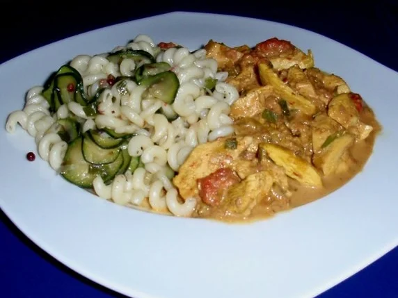 Putenstreifen in Himbeersahnesoße und Zucchininudeln - Rezept - Bild Nr. 15