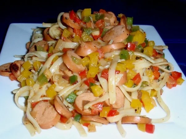 Würstl-Paprika-Nudeltopf - Rezept