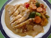 Gebackene Hähnchenbrustfilets mit Erdnusssauce und Gemüsereis - Rezept