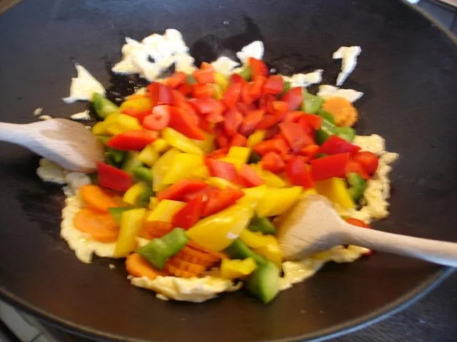 Gebackene Hähnchenbrustfilets mit Erdnusssauce und Gemüsereis - Rezept - Bild Nr. 22