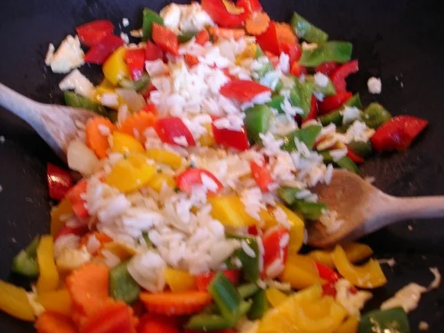 Gebackene Hähnchenbrustfilets mit Erdnusssauce und Gemüsereis - Rezept - Bild Nr. 23