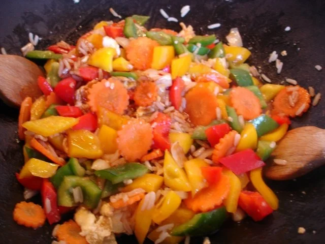 Gebackene Hähnchenbrustfilets mit Erdnusssauce und Gemüsereis - Rezept - Bild Nr. 24