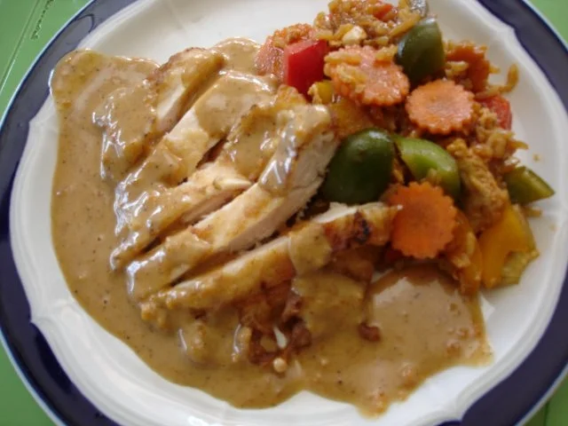 Gebackene Hähnchenbrustfilets mit Erdnusssauce und Gemüsereis - Rezept - Bild Nr. 28