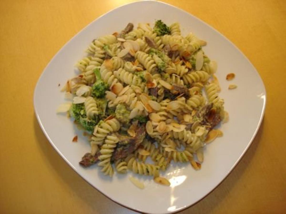 Fusilli mit Broccoli-Mandel Soße und Rinderfiletstreifen - Rezept ...