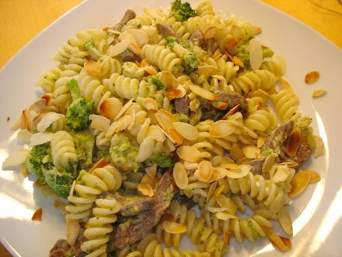 Fusilli mit Broccoli-Mandel Soße und Rinderfiletstreifen - Rezept - Bild Nr. 2