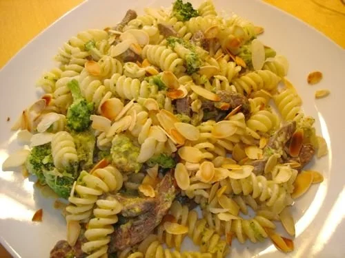Rezept: Fusilli mit Broccoli-Mandel Soße und Rinderfiletstreifen Bild Nr. 2 Fusilli mit Broccoli-Mandel Soße und Rinderfiletstreifen - Rezept - Bild Nr. 2