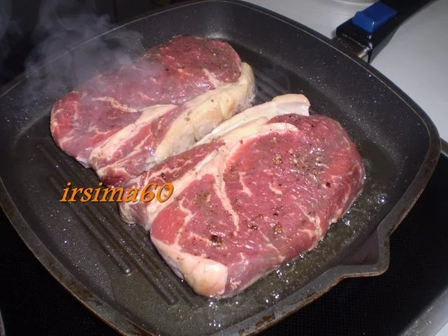 Rezept: Rumpsteak mit Wacholderbeeren und Rotwein Reduktion Bild Nr. 4 Rumpsteak mit Wacholderbeeren und Rotwein Reduktion - Rezept - Bild Nr. 4