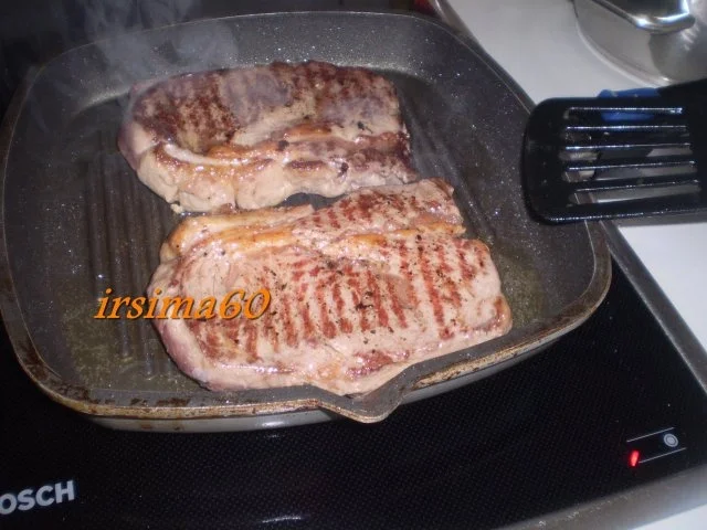 Rezept: Rumpsteak mit Wacholderbeeren und Rotwein Reduktion Bild Nr. 5 Rumpsteak mit Wacholderbeeren und Rotwein Reduktion - Rezept - Bild Nr. 5