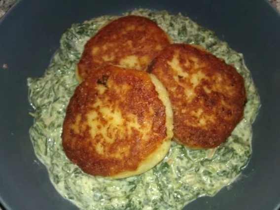 Rezept: Kartoffeltaler auf Rahmspinat Kartoffeltaler auf Rahmspinat - Rezept