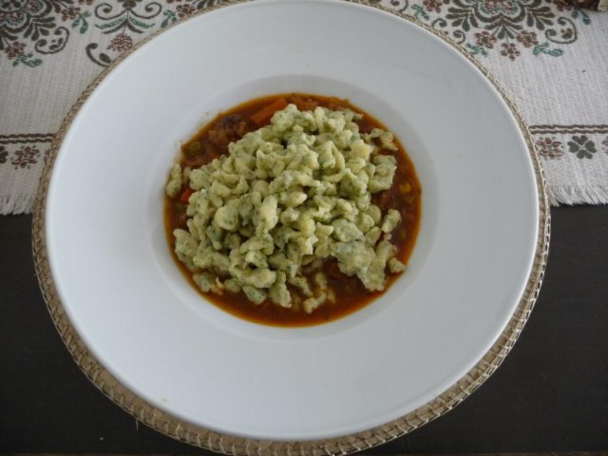 Resteverwertung : Gulasch und Kräuterknöpfle mit ´nem Salat - Rezept - Bild Nr. 2