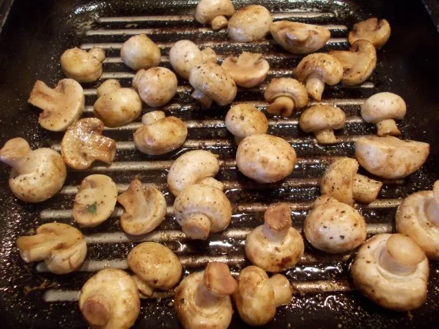 *****GESCHWENKTE CHAMPIGNONS IM RUCOLA-BETT mit Putenspießchen***** - Rezept - Bild Nr. 3