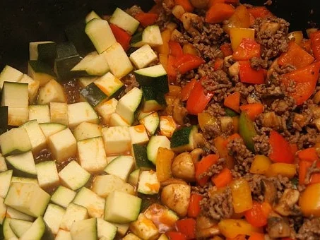 Bunte Gemüsepfanne mit Zucchini und Hackfleisch - Rezept - Bild Nr. 3