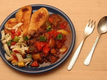 Bunte Gemüsepfanne mit Zucchini und Hackfleisch - Rezept